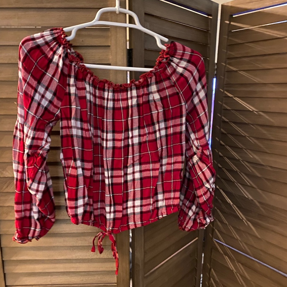 Hollister cropped top. Size medium.